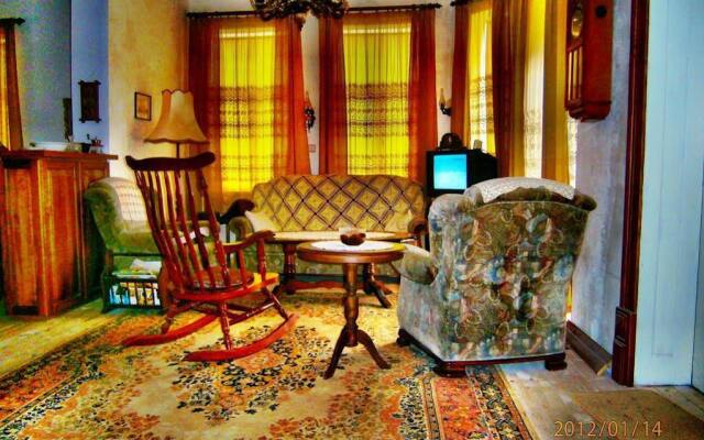 Retro - 19th Century Guest House