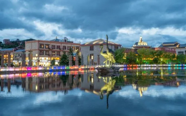 Gilleteng Shangri-La Hotel (Dukezong Ancient City Longtan North Road)