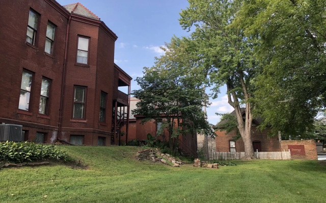 Vineyard Mansion & Carriage House Bed & Breakfast