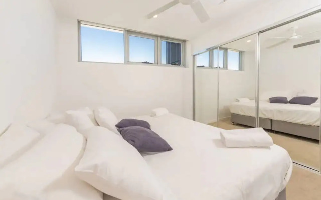 Modern 1 Bedroom Apartment With Stunning CBD Skyline Views