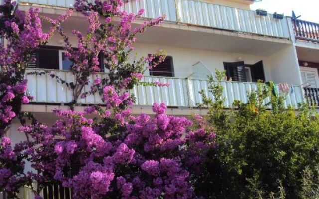 Apartments Green & Orange