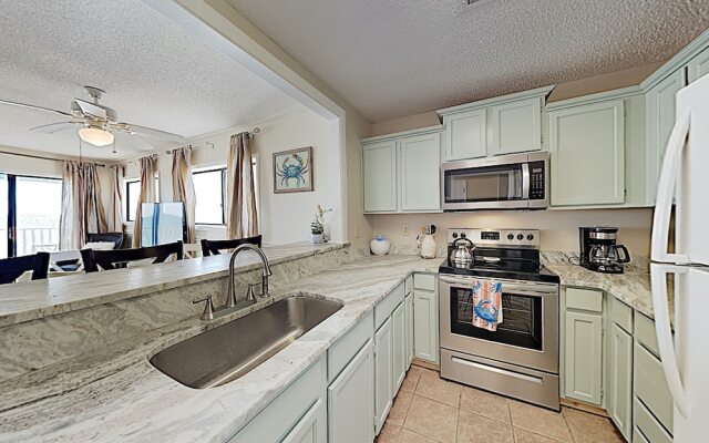 New Listing! Oceanfront W/ Balcony & Pool 1 Bedroom Condo