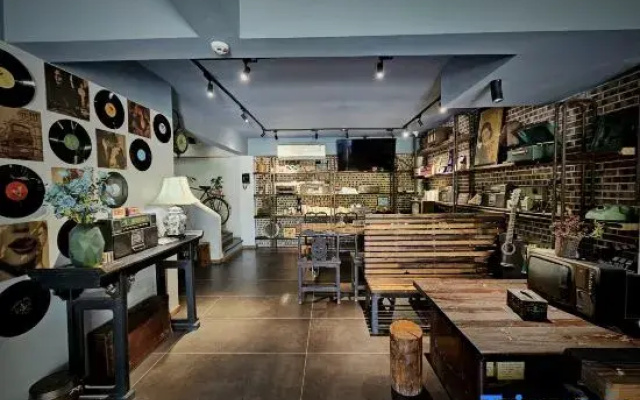 Zhaoqing Time Story Homestay (Seven Star Cave Archway)