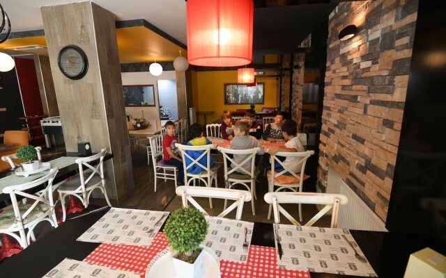 Egas Hotel