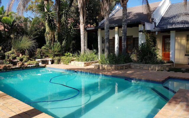 Six Valk Avenue Guest House