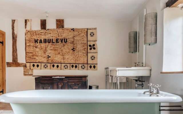 Lavish Tudor Hall Gardens - Sleeps 14