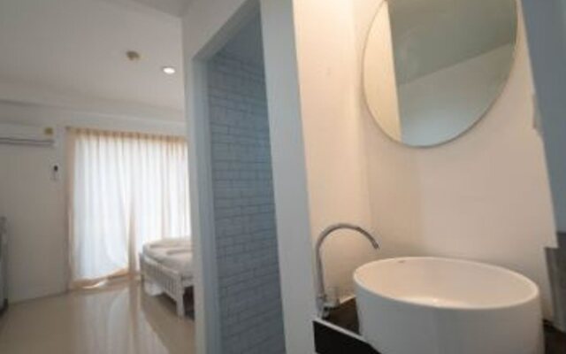 RQ Bangkok Sukhumvit 50 by Collection O