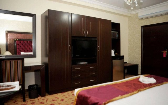 Queen's Suite Hotel