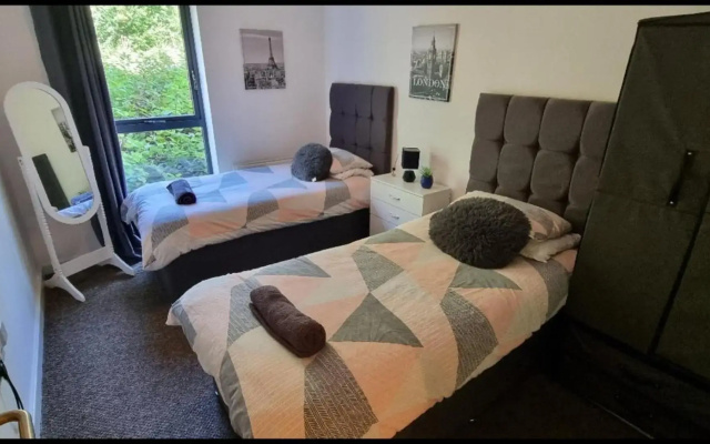 Brentwood Town Retreat - Large 2 bedroom apartment
