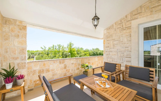 Luxury Villa With Heated Pool 04