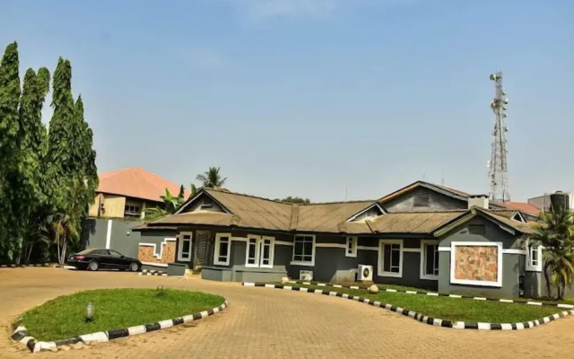 Candow Hotel