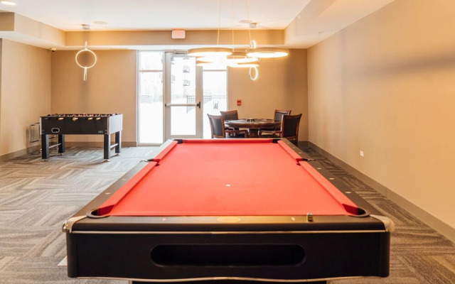 Bright Stylish 2BR Apt in Oak Brook