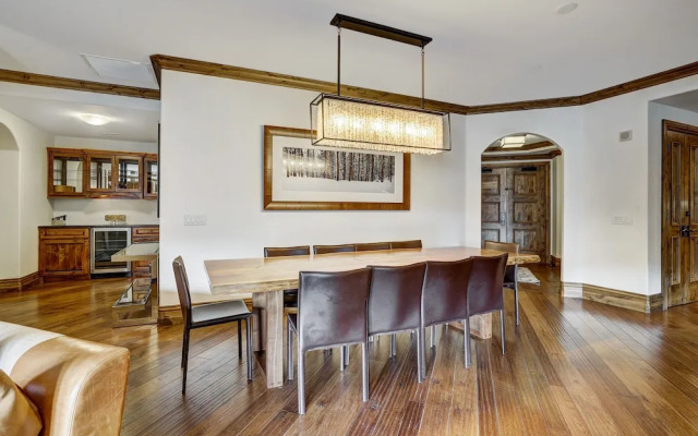 Arrabelle Luxury 4 BR Condo- Close To The Mountain by RedAwning - Save 20% on 7+ Nights!