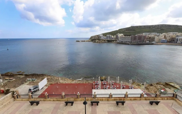 Seafront Small Home w Terrace