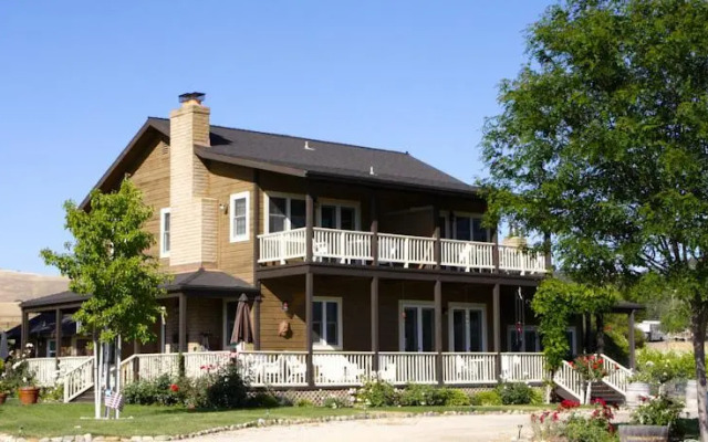 Honey Oak House at Laraneta Vineyards