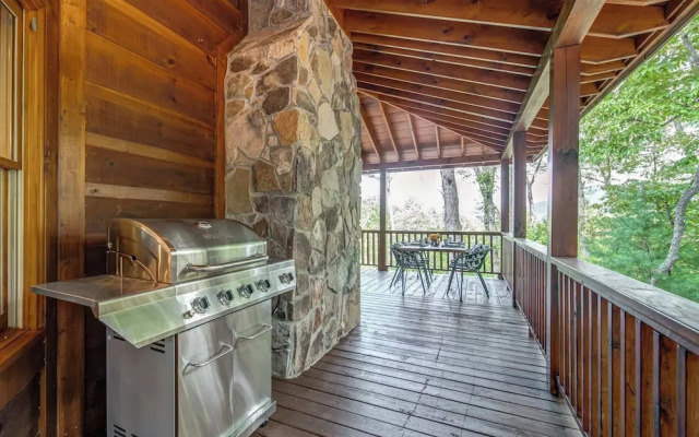 Gorgeous & Secluded 3 BDR Cabin in Mineral Bluff!