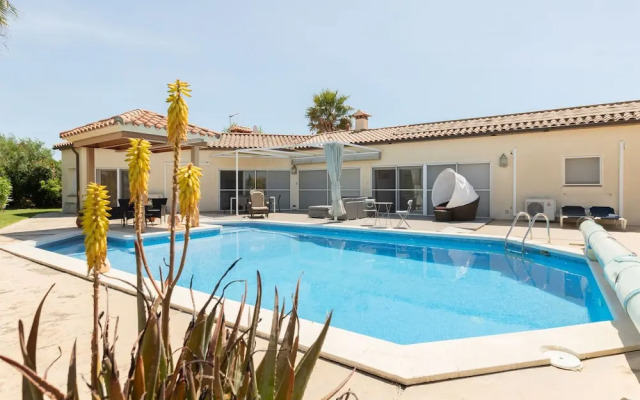 Delux Villa in Vilacolum With Swimming Pool
