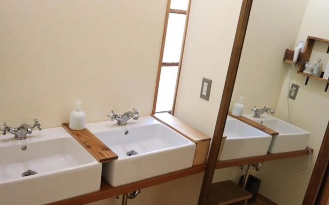 Guesthouse with Cat and Honeybee Kusachike