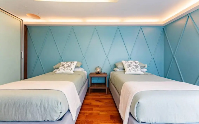 Stylish apartment with private roof top & jacuzzi