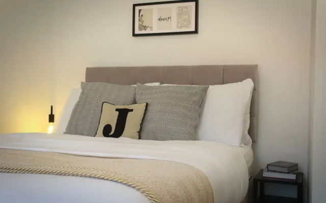 Modern 4 Bed Townhouse with Parking