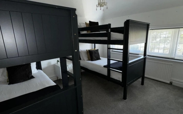 Inviting 2-bed Apartment in Poole