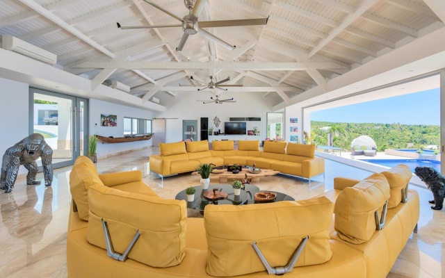 Swanky Caribbean Estate, Ocean Views, Heated Pool, AC, Free Wifi, Ping Pong, Pool Table