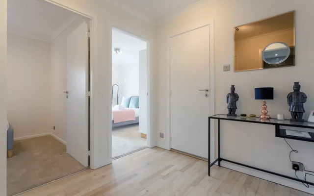 2 Bedroom Thames Apartment With Stunning Views