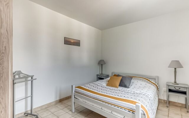 Quaint Holiday Home in Tracy sur Mer near Seabeach