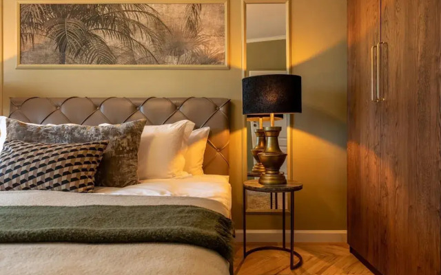 Bagheera and Mowgli in Bucure ti