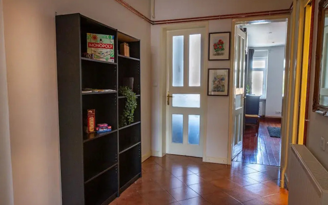 Chic Antique Dana Zagreb center view