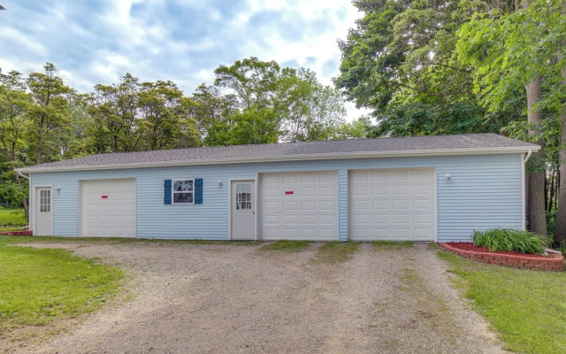 Near Saugatuck Dunes: Pet-friendly Fennville Home!