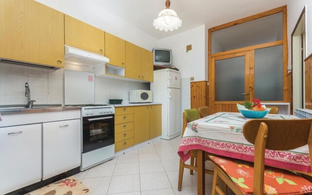 Beautiful Home in Lovrecica With Wifi and 2 Bedrooms