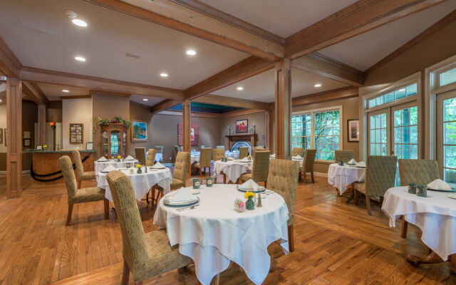 Eight Gables Inn