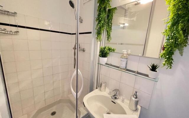 Les Temps Heureux Petite Terrasse Clim-Netflix