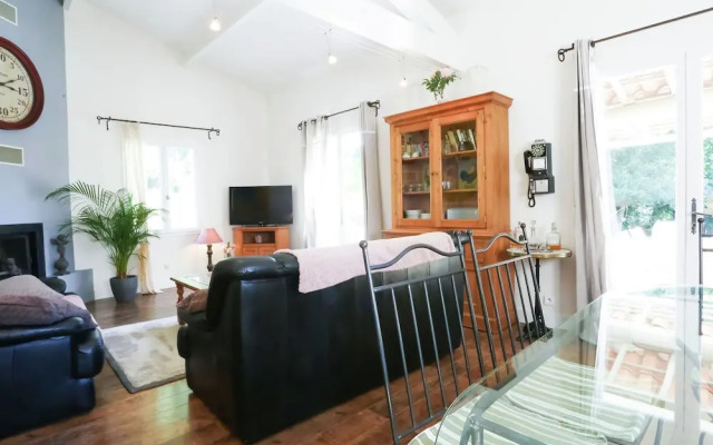 Lovely Villa in Buisson With Private Swimming Pool