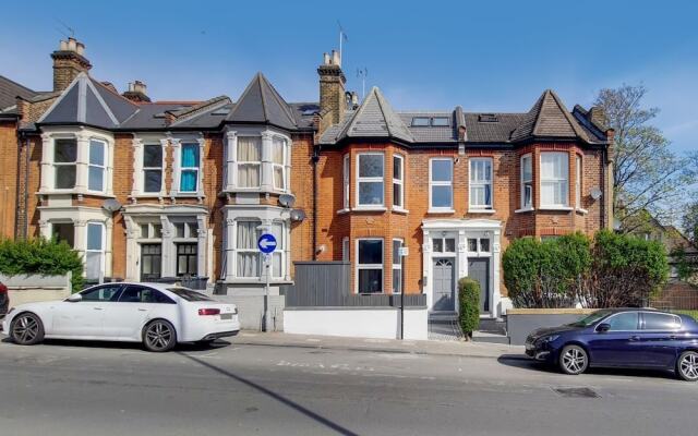 Captivating 2-bed Apartment in North London