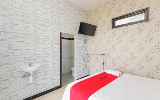 RedDoorz Syariah near Green Park Jatiwarna