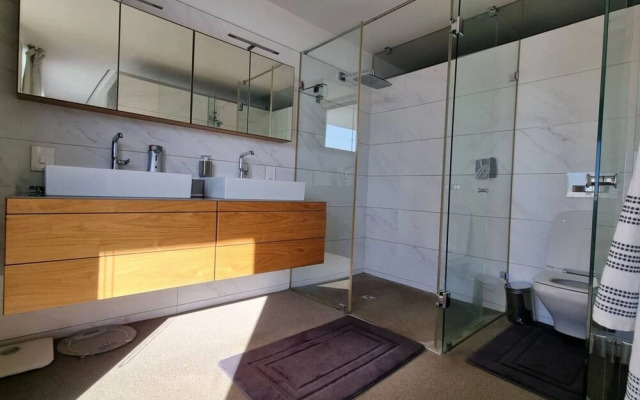 Stylish 2 Bedroom Apartment With Stunning City Views