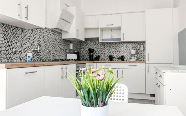 Commodious 2BR Apt. Near AKH-Perfect for Groups