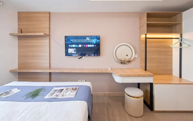 Wooden Tone Studio At At Collins Boulevard Apartment