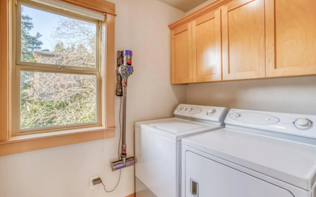 Moon Over Manzanita (MCA 1549)