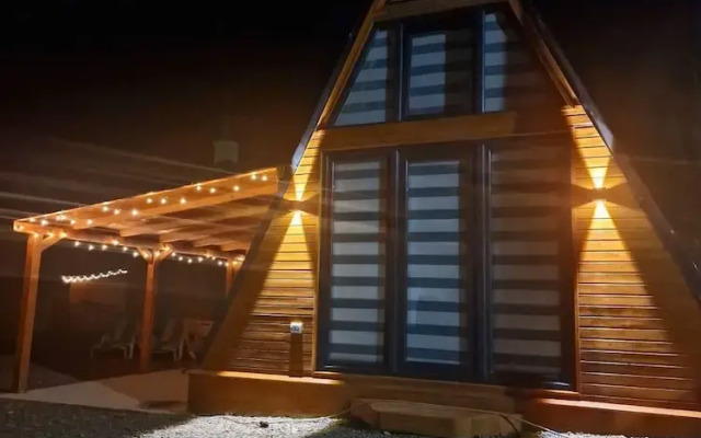 Bucovina-a-framehouse-hottub-fireplace-patio-wifi