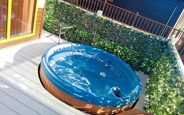 Saffron Lodge With Hot Tub