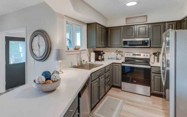 Lakefront Orion Twp. Home w/ Fire Pit & Kayak!