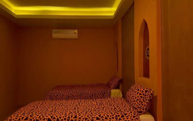 Bee Sleep Hostel & Nana Art gallery