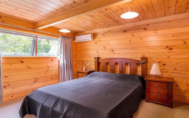 Lakeside Landing - Lake Tarawera Holiday Home