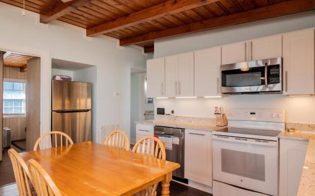 Chill'ax Inn by Oak Island Accommodations