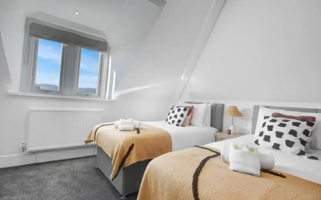 Group Getaway Stylish 2-bed Cardiff Flat