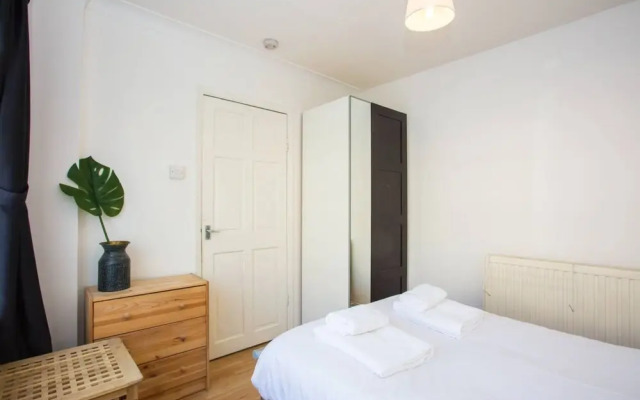 Cosy 4 Bedroom Apartment In Great Location