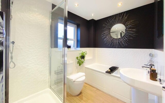 Stunning 4 Bed House With Cinema Room & Parking